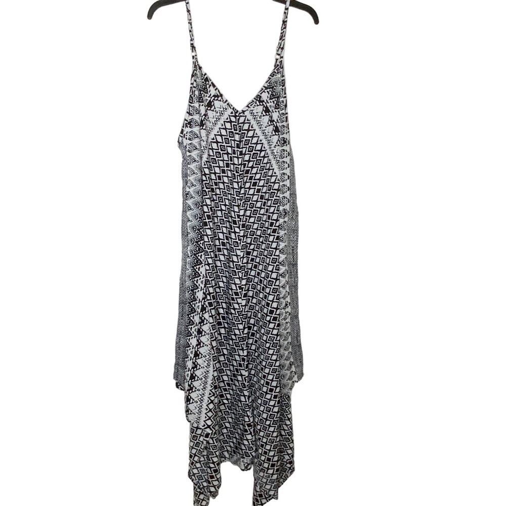 J. Gee plus size shift dress with asymmetrical hemline. Size 1X - Picture 3 of 7